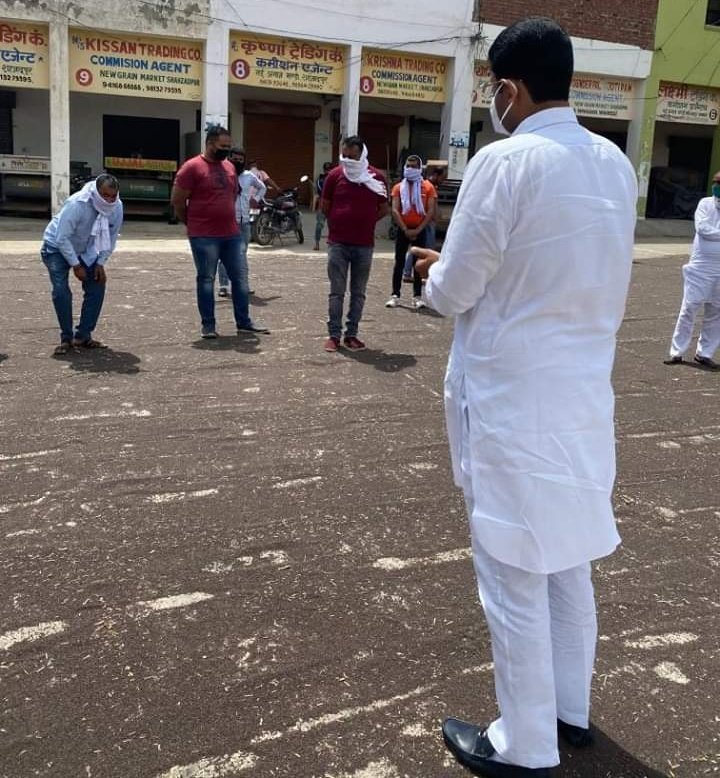 dpkattri786's tweet photo. मंडियों में फिरे वो
किसान की सुने वो
संसद में ट्रैक्टर बाड़े वो
किसानों की आशा वो
और AC में बैठ के राजनीति करे वे किसान हितैसी.
वा विपक्ष तेरी राजनीति..💐💐
@Dchautala @Join_Manthan
@RWfUJavtYjCp4tw https://t.co/WRPXj2HO6H https://t.co/ZOZuYuzhn9
