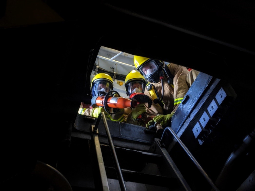 This week, @HmsShoreham conducted whole ship training in preparation for our exciting upcoming US/UK Joint Mine Counter Measures Exercise in the Gulf. “Fire Fighter, fight the fire!” #preparation #practice #firefighting #maritimesecurity @RoyalNavy @US5thFleet #coalition