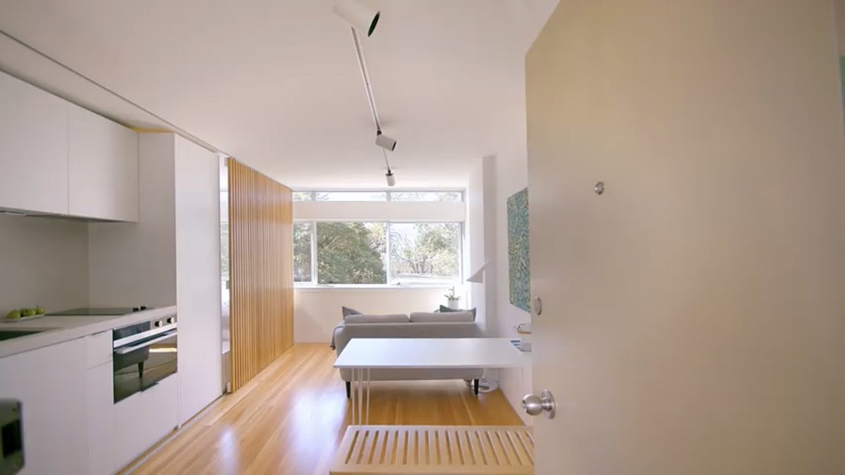 the_kimhun's tweet photo. ฝรั่งเรียกห้องขนาด 24 sqm ว่า micro apartment อะ ในขณะที่คนไทย คอนโดเล็กสุดที่เห็นๆตอนนี้ก็ 22 sqm รันทดใจ 555 วันนี้นั่งดูช่องยูทูปช่องโปรดที่เป็น inspiration อย่างดีให้คนอยากมีบ้าน/คอนโดสวยๆแบบเรา ห้องนี้ขนาด 24 sqm อยู่ในเมืองซิดนีย์ ออสเตรเลีย(1) #บ้านเล่าเรื่อง https://t.co/3OCF7iuPFv