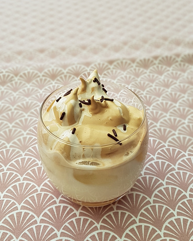 Dalgona ijskoffie lekkerhappen.wordpress.com/2020/04/22/dal…