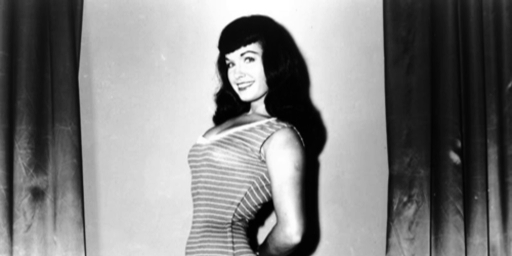 Happy Birthday to #Iconic #PinUpGirl #BettiePage! (1923-2008) Often referred to as the ‘Queen of Pin Ups’ with her block fridge, black hair and blue eyes trademark. Honouring this #BeautifulLady today! #hollywoodstarlets #greatgatsby #gatsby #1920s #Starlets #Jazz #Swing