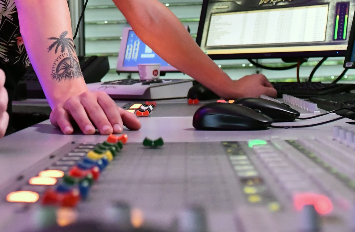 Afgelopen maanden zijn we achter de schermen druk bezig geweest met een waanzinnig project: een boek! De lancering liet even op zich wachten, maar toch gaat het bijna gebeuren! 

#Severinus #MooieMomenten #geheimproject