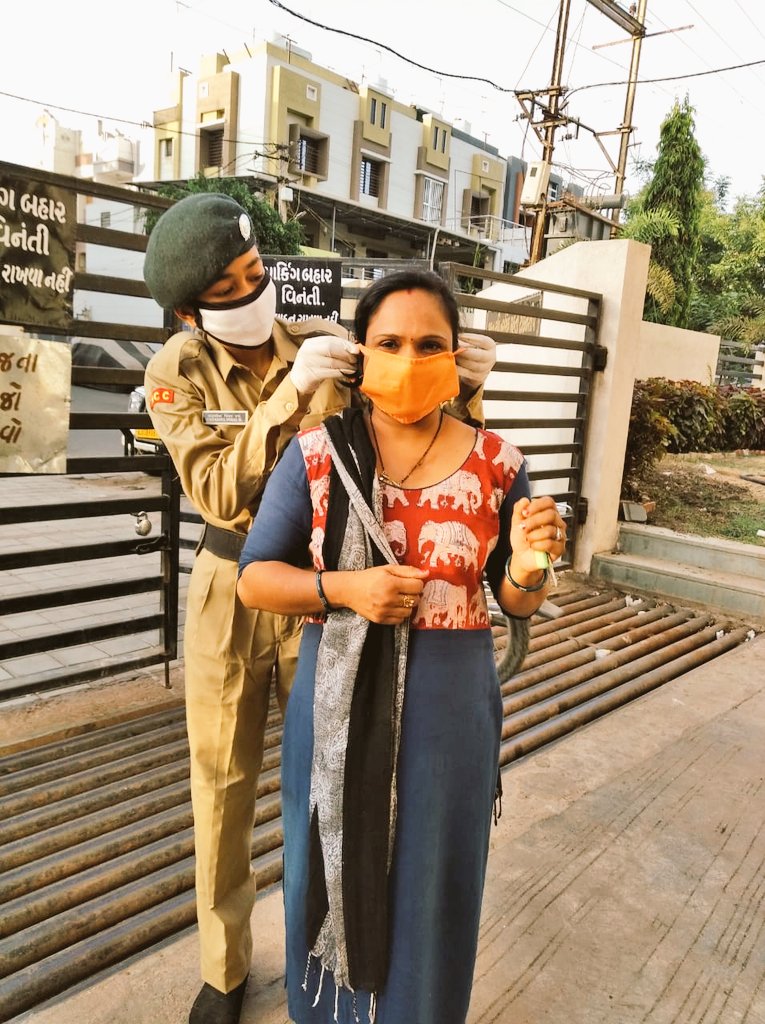 DefencePRO_Guj's tweet photo. #NationalCadetCorps #Gujarat #Rajkot #2GujGirlsBn #ExNCCYogdan Senior Wing cadets of #MJKundaliyaCollege    distributed handmade masks 2 vendors &amp; passersby  #CoronaWarriors #MoDAgainstCorona @SpokespersonMoD
@HQ_DG_NCC 
@PIBAhmedabad  @InfoGujarat @CMOGuj @PMOIndia @ANI https://t.co/gNe63EmIbC
