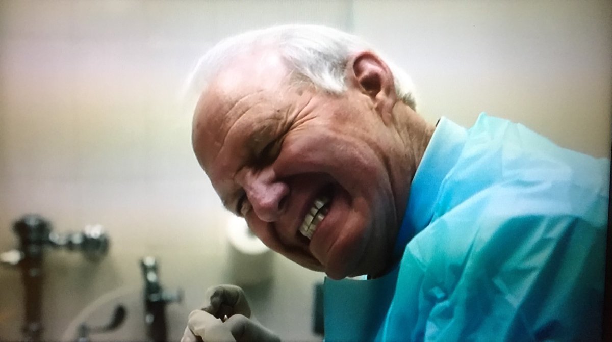 Souviron's teeth-on-a-clamp device (not dissimilar to  @ArchieMcPhee's chattering teeth) was used on a dead body (no mention of what consent was given, or by whom  @netflix). Maximum force was exerted to create a  #bitemark - as evidenced by Souviron's strained face.3/7