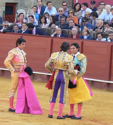 🗓 Efemérides  22 de Abril

👉 2001. Pablo Hermoso de Mendoza abre la Puerta del Principe, cortando 4 orejas

👉 2008. Alternativa de Oliva Soto, padrino Curro Díaz y testigo Salvador Vega. Compartía también cartel Diego Ventura