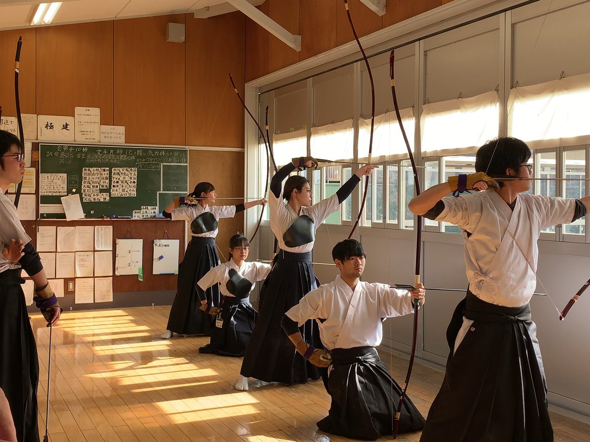 信州大学全学弓道部 本来は部活動再開とともに載せる予定でしたが仕方ありません 道場紹介 松本道場 全学部集まる合同練習が行われる本学全学弓道部の本拠地 経法 人文 理学の3学部 そして1年生が集まり賑やかな活気のある道場です 新入生