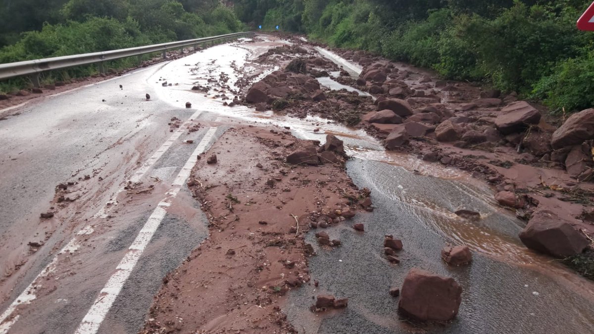 elbruguers's tweet photo. 📢📢📢Poc a poc es van retirant les restes de l'esllavissada que, literalment, va sepultar un tram de la carretera de #Begues a #Gavà. Aquest és l'estat actual de la situació. S'espera poder reobrir el trànsit abans de la tarda. https://t.co/y1wO2DOvyT