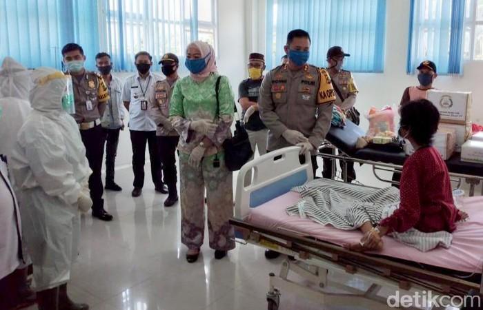 #Foto Potret memilukan dua warga Muara Enim, Sumatera Selatan kelaparan dan kondisinya mengenaskan. Kini mereka telah di evakuasi ke rumah sakit. Begini potretnya! detik.id/69Qe8v #Kelaparan #MuaraEnim