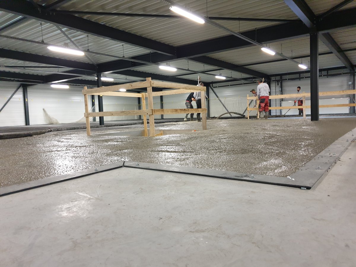 Bij Habraken in Kaatsheuvel hebben wij tevens de staalplaat betonvloer ComFlor 210 voorzien van de benodigde wapening en betonafwerking, voor de nieuwe entresolvloer.