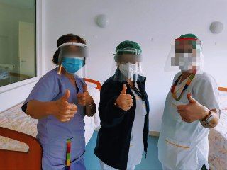 CoronavirusMak4's tweet photo. ¡¡MUCHAS GRACIAS A TODOS LOS MAKERS POR EL ESFUERZO Y A LOS SANITARIOS POR SEGUIR AHÍ TRABAJANDO EN TODO MOMENTO!! 👏🏼
Pídelas en: https://t.co/p065wxxkbV
y https://t.co/8TpPEDR2xy

Enfermeras del #EncinardeLeganés. Penélope Rodríguez gracias por esta foto. #madrid #sanitarios https://t.co/byoZiC6Fy7