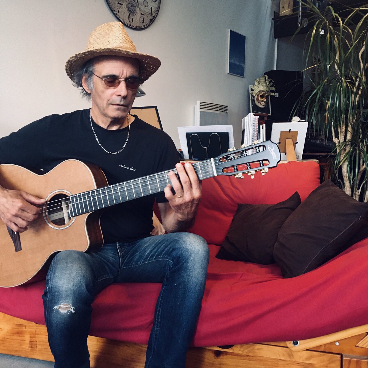 UtopusBand's tweet photo. On vous présente la petite nouvelle, magnifique #guitare qui vient rejoindre notre bateau-île Utopus... https://t.co/VtRH9IPnAb