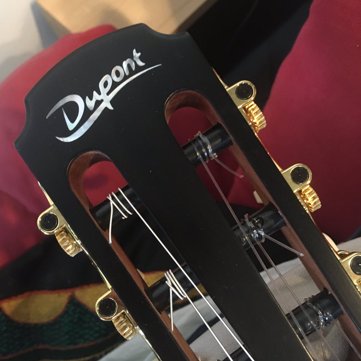 UtopusBand's tweet photo. Il y a quelques 9 mois, je rencontrai Maurice #Dupont, je lui parlai de la #guitare dont je rêvais pour mes chansons aux parfums de #Brésil... Il me dit "Ok ! Mais ne sois pas pressé". https://t.co/0zFV9WthDw
