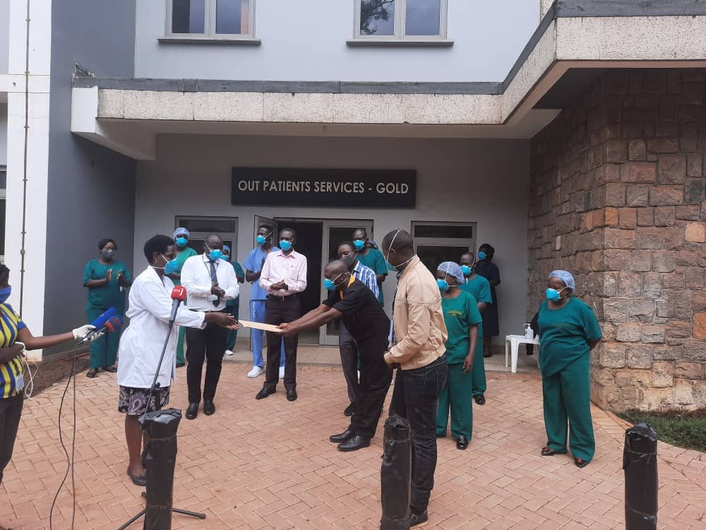 MinofHealthUG's tweet photo. 3 COVID-19 patients have recovered and been discharged from Mulago Hospital, today.
Mulago hospital has discharged a total of 20 patients. 
Only 3 COVID-19 patients are currently undergoing treatment at the facility. 
Total recoveries in Uganda: 41 https://t.co/NDgHILHjA3