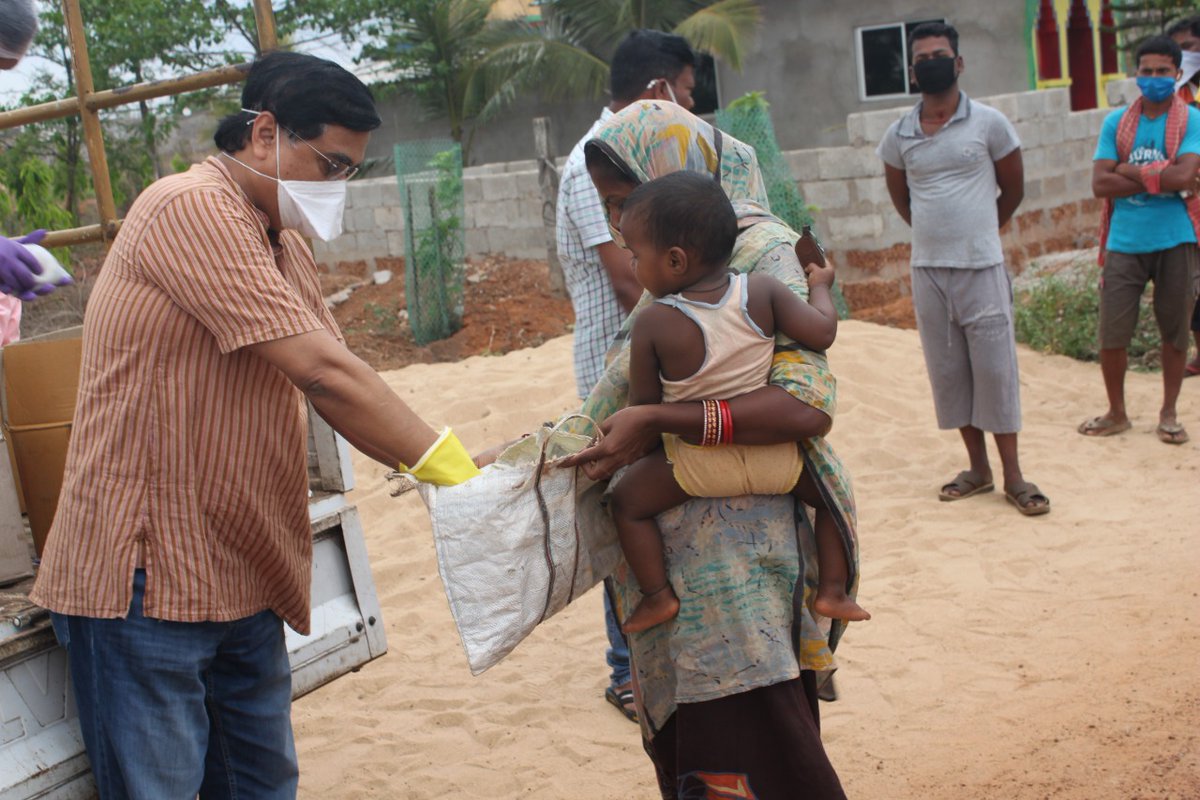 CVRGI_Twitt's tweet photo. Distribution of food to out station labour https://t.co/KLpDTrDOrI