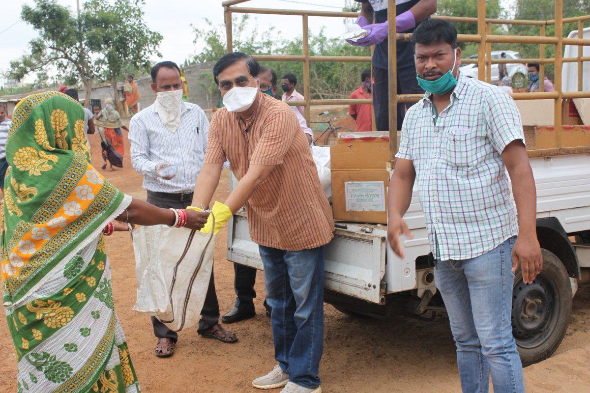 CVRGI_Twitt's tweet photo. Distribution of food to out station labour https://t.co/KLpDTrDOrI