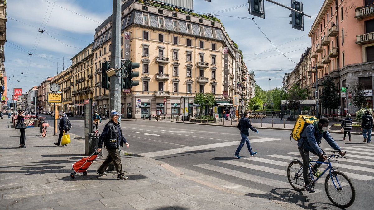 Milan Announces Ambitious Scheme to Reduce Air Pollution After Lockdown:

35km of streets will be transformed, with a rapid, experimental citywide expansion of cycling &amp; walking space to protect residents as Covid-19 restrictions are lifted.

bit.ly/2RYmxPu