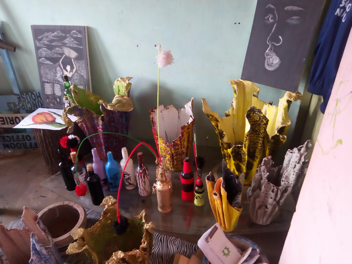 ASKlab_kenya's tweet photo. @ASKlab_kenya one of the eye capturing corner is the art space courtesy of our #art enthusiastic ASKlab members led by one @afsaancomplex.We choose to #upscale,#Recycle '#ReuseToRestore factor.
#ThereIsStillBeauty #sustainability #Embrace_IAM @intertwilight @BMZ_Bund https://t.co/wIpKUpu0gq