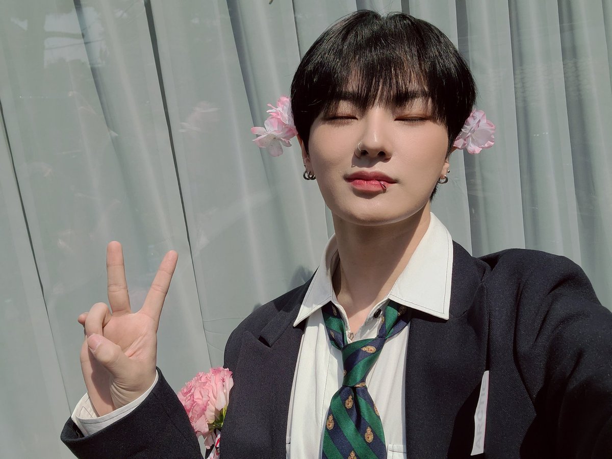 NewWorld_VICTON's tweet photo. (#한세) 앨리스! 요즘 날씨가 다시금 추워진 것 같아요 늘 감기조심,코로나조심해요 우리😘 많이 보고 싶어요 오늘두 파이팅! (사진 찍을 때 햇빛 땜에 눈 뜨기가 힘들었어요..) https://t.co/3jPnGwM9Si
