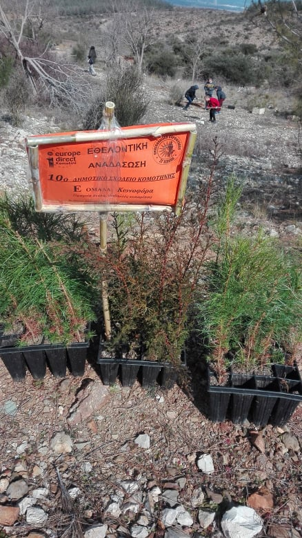 nikoskarras1998's tweet photo. #EarthDay2020 Παγκόσμια ημέρα γης ,μια μέρα υπενθύμισης πως πρέπει να προσέχουμε τον πλανήτη την κάθε μέρα που ζόυμε υπενθύμιση #Throwback από μια αναδάσωση που είχα την ευκαιρία να συμμετέχω φέτος μαζί με την περιβαλλοντική ομάδας που βρίσκομαι #Eurodirect https://t.co/Hyu6vWHHNf