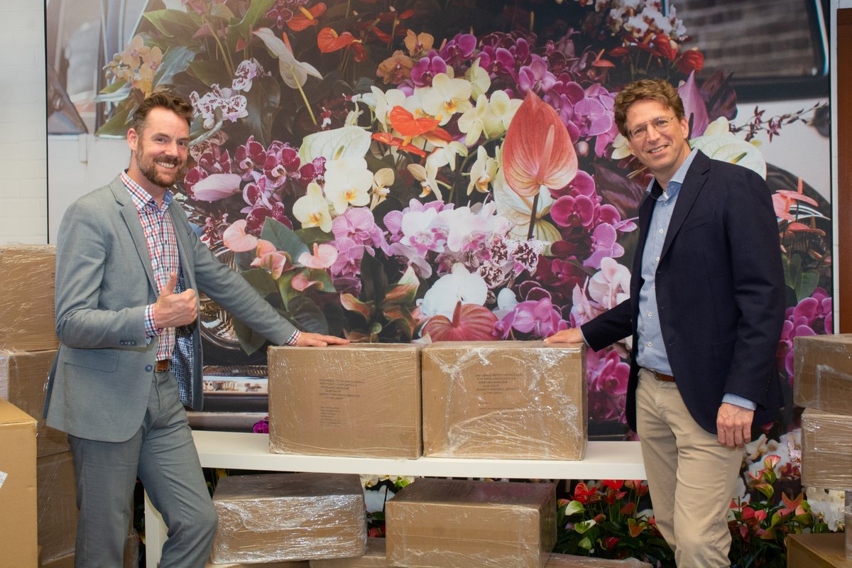 30.000 mondkapjes voor de sector die ze het hardst nodig heeft! Gisteren overhandigde Iwan van der Knaap deze mondkapjes aan Rop Spanjaard van zorginstelling Laurens. #samensterk #zorgvoorelkaar #samentegencorona