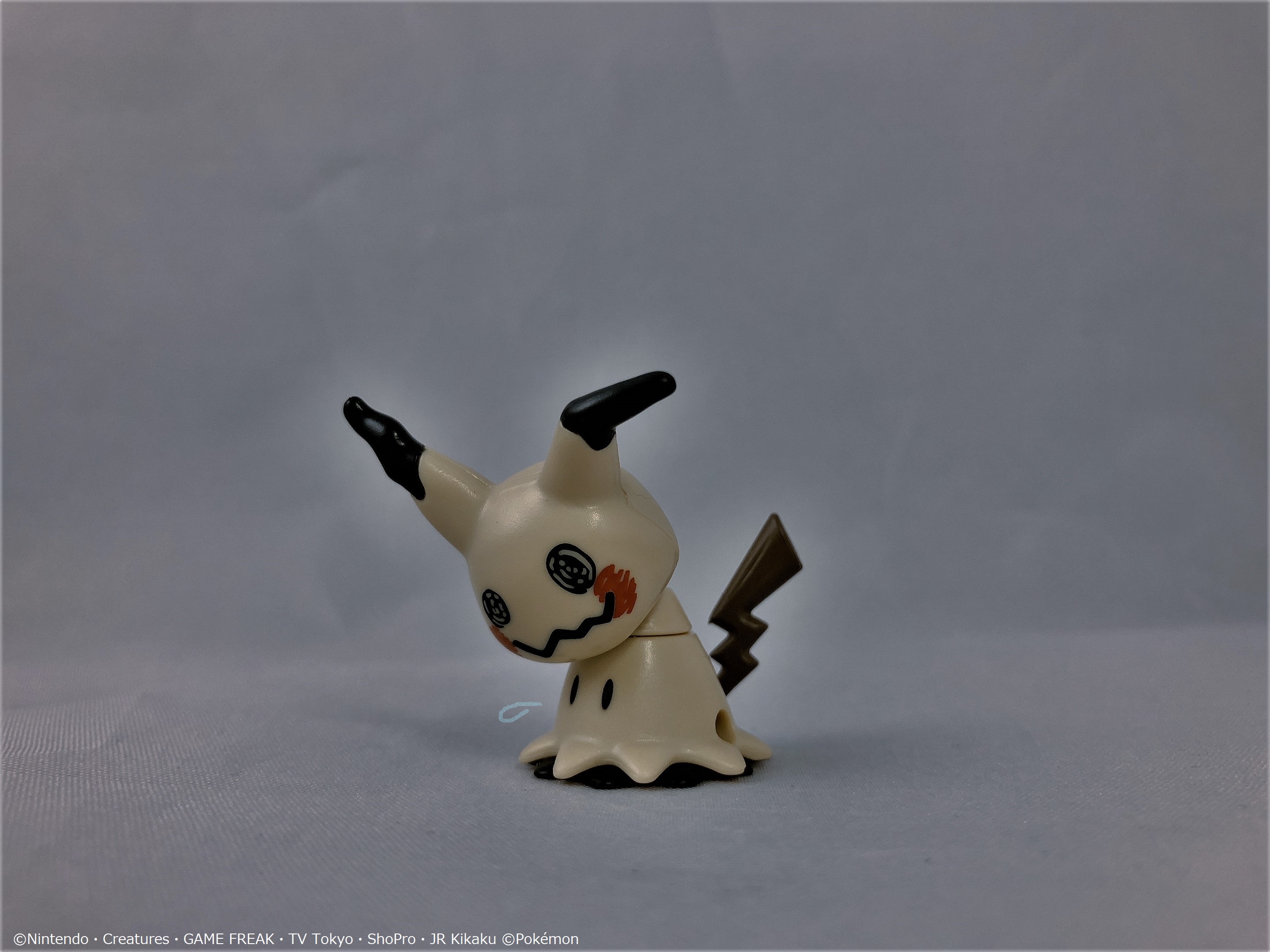 ポケモン食玩 公式 ポケモンキッズ25周年 今週頭に発売した可動フィギュア Shodoポケモン2 から ミミッキュをご紹介 おなじみのばけのかわが剥がれる瞬間や 拡張パーツセットに付属するつるぎのまいを繰り出すなど 豊富なシーンの再現が可能