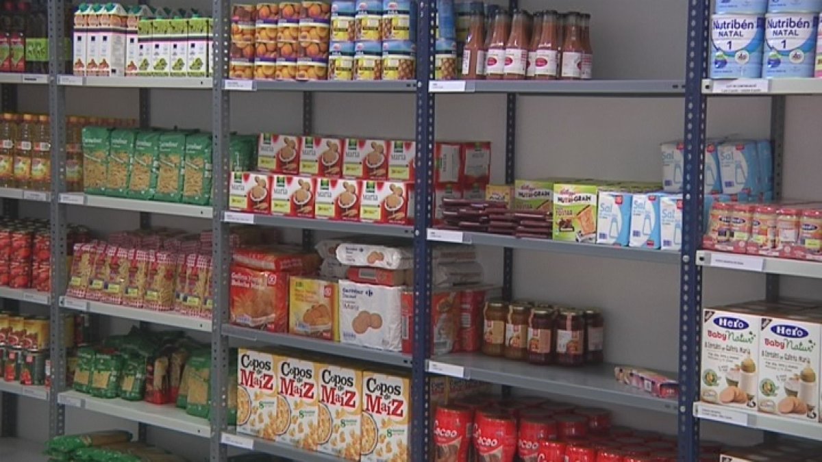 tac12_tv's tweet photo. Creix la xifra de famílies ateses per @CaritasTDB a #Torredembarra. Es lliuren aliments a 70 famílies més que abans del decret d'estat d'alarma pel #coronavirus https://t.co/w9IB3SdB3W https://t.co/eZyIavQxF6