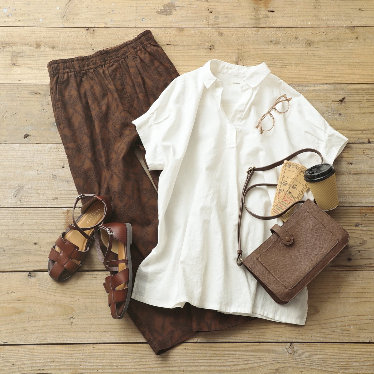 スタディオクリップ V Twitter ブラウンの総柄プリントパンツは コットン地のイージーパンツで楽チンなのにシックで大人っぽくキマるのが特長 オーガニックコットンのスキッパーシャツチュニックと合わせて ほどよくきちんと感のあるコーディネートに 小物も