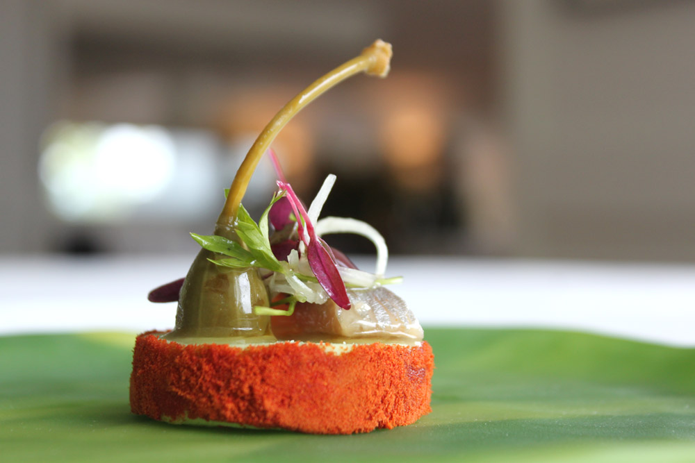 Hoy queremos homenajear a nuestros pastores con nuestro queso artesanal de oveja queso artesanal de oveja "latxa" con hierbas y encurtidos hecho en nuestras cocinas.
#ApoyoAlProductoLocal #EntreTodosSePuede