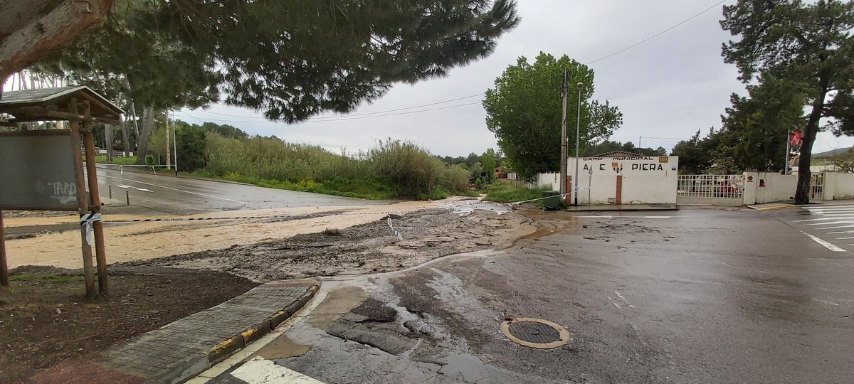 joanms14's tweet photo. Així baixa la riera a #piera ara mateix quan fa estona que plou molt poc #eltempsdesdecasatv3 @eltempsTV3 #anoia #catalunya #plouinofasol https://t.co/4KklVJfnyl