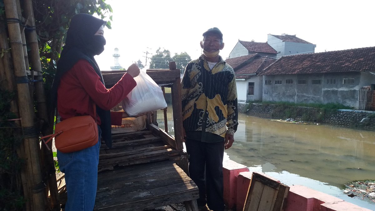 infogekaes's tweet photo. Pembagian sembako Giat Sosial GeKAES XXIV di sekitar Jepara untuk meringankan beban keluarga selama masa pandemi COVID-19. Paket sembako ditujukan kepada warga yang membutuhkan.
#gekaesvvix #smansara57 #retroventure #classicaldynamics #giatsosial https://t.co/h2a8dETQx2