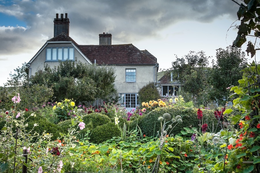 Just look at the astonishing beauty of the garden at Charleston  @CharlestonTrust in Sussex (where once I had a splendid day filming a sequence about Lady Chatterley's Lover) (with an actor, NOT  @CharlestonTrust's gardener). Their fundraiser is here:  https://cafdonate.cafonline.org/12497#!/DonationDetails