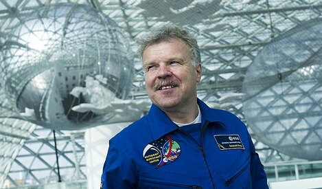 Gerade in dieser Zeit ist es wichtig, dass die Politik auf wissenschaftlicher Grundlage entscheidet und nicht Meinungen und Ideologien die Wissenschaft ersetzen. 
<a href="/ReinholdEwald/">Reinhold Ewald</a> Astronaut <a href="/ESA_de/">ESA auf Deutsch</a> zum #MarchforScience2020 #EarthDay50 #marchforscience
marchforscience.de/auch-in-deiner…