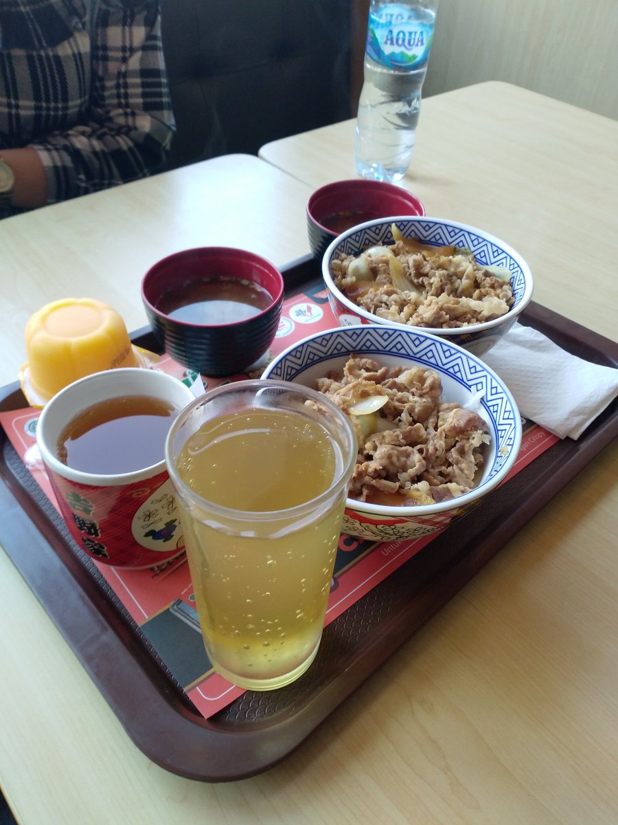 Yang merakyat lebii enaa