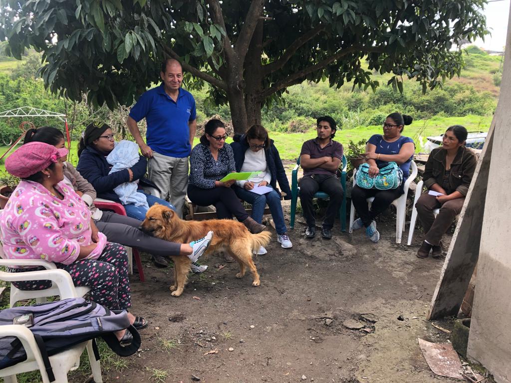 CRLCHM's tweet photo. 26/10/2019 El Club Rotario de Los Chillos Milenio en su reunión de capacitación en Chinchiloma capacitando a sus mujeres para impulsar el desarrollo de la comunidad continuando con su proyecto de Microcréditos https://t.co/9slGwUzRFI