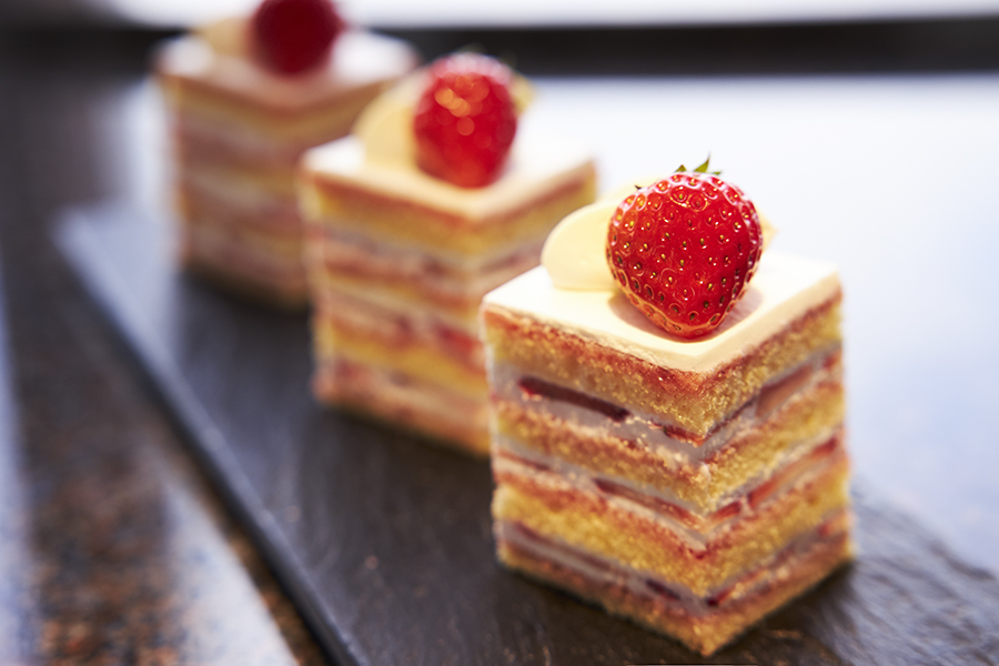ParkHyattTokyo's tweet photo. ペストリーブティックでは昨今の在宅事情を応援すべく、明日4/23より期間限定でテイクアウトサービスを開始!スイーツだけではなく、ジランドールの定番メニューやデリカテッセンの人気商品などもお持ち帰りスタイルにて購入可能に。ホテルメイドの味わいをぜひご自宅で。
https://t.co/QazCygNPUz https://t.co/dz5vPWwaOG