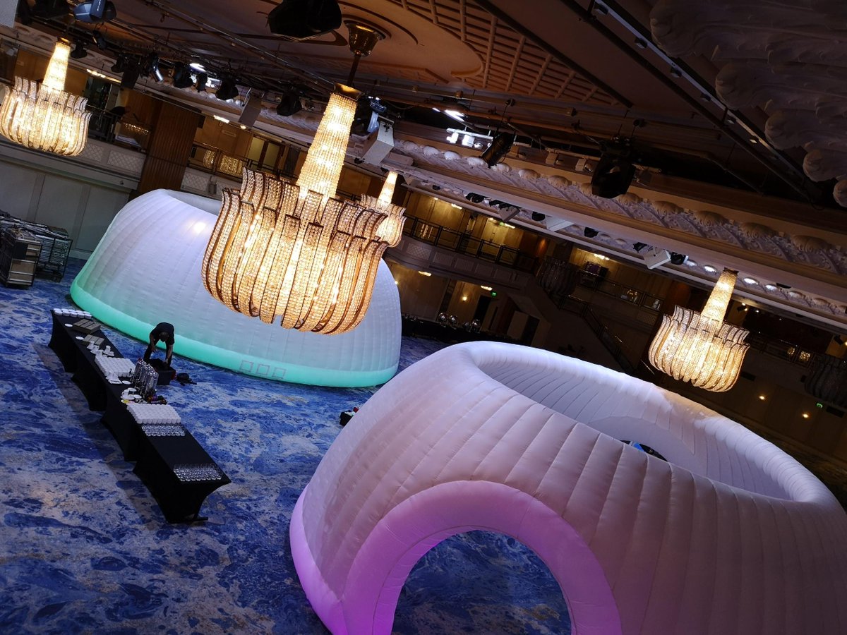 Conferences making use of some elaborate feature lights 😉 #inflatable #popup #inflatablestructure #popupstructure #popupevents #breakoutspaces #meetingspaces #eventprofs #eventplanning #events #venues #eventtech #conference