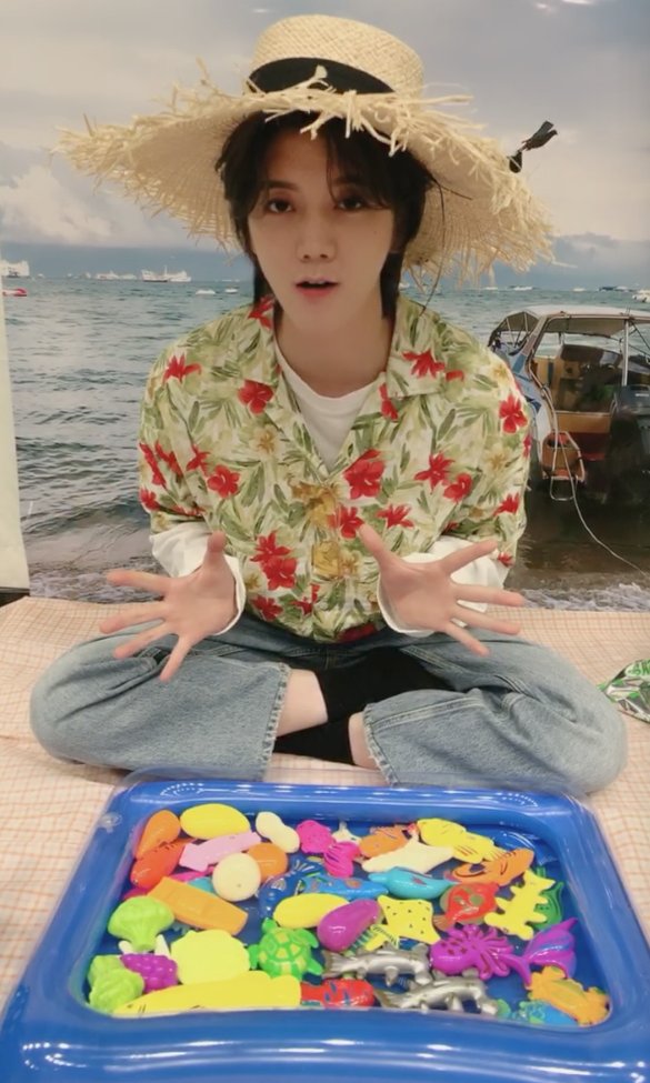 Ren is super excited to show off his fish friends to us! Today is a beach theme! Someone said it feels like a preschool class so Ren said he'll talk like a preschool teacher now, he's asking us which of his fish friends he should catch #뉴이스트  #NUEST  #렌  #Ren  @NUESTNEWS