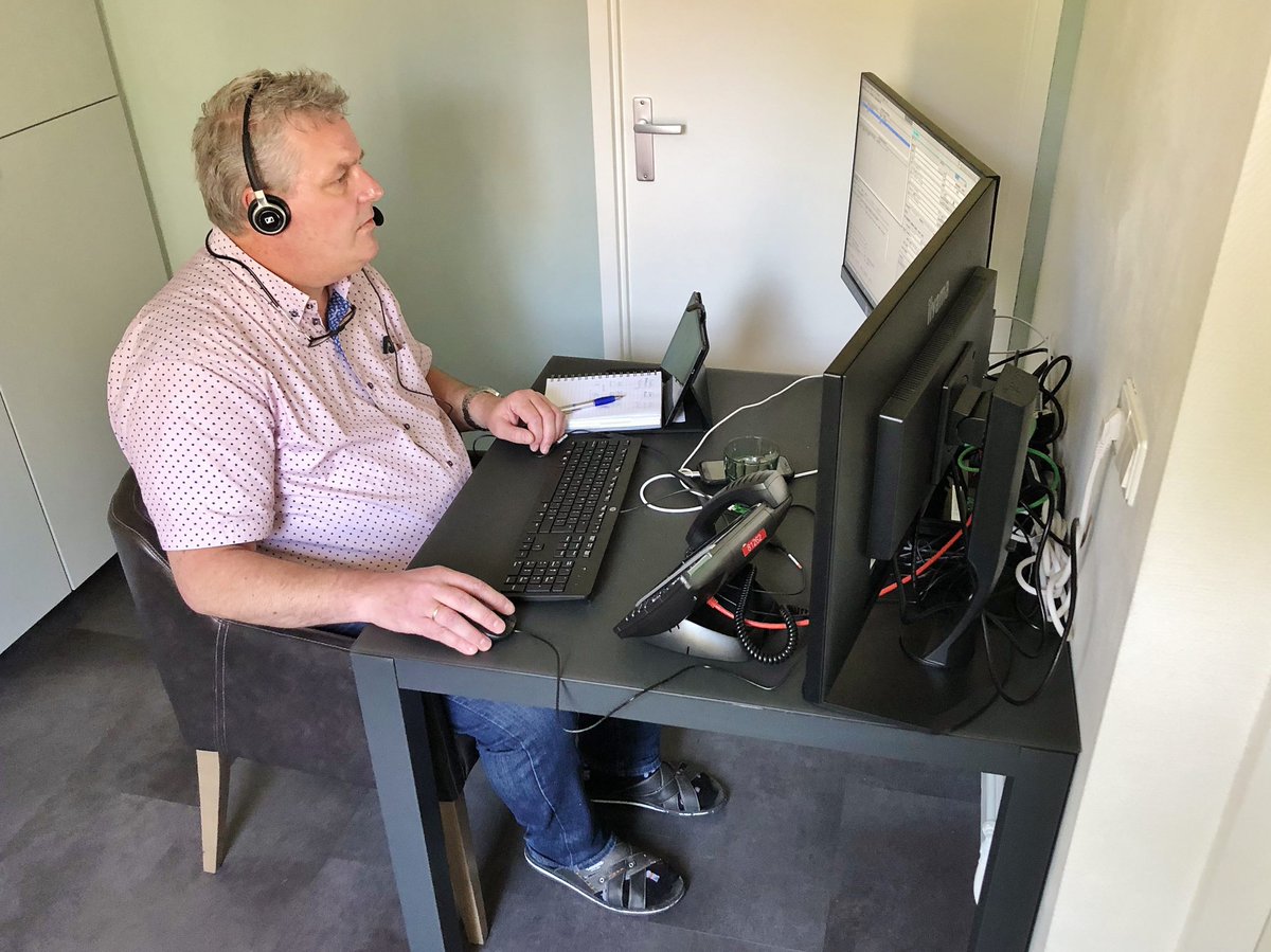 VRZHZ's tweet image. We worden steeds creatiever met #thuiswerken. Kijk maar naar verpleegkundig centralist Ton Lagendijk. Een 112-ambulanceoproep in onze regio kan zomaar beantwoord worden door Ton, zittend in zijn bijkeuken in Hendrik-Ido-Ambacht. #proef #corona bit.ly/3eIDszu