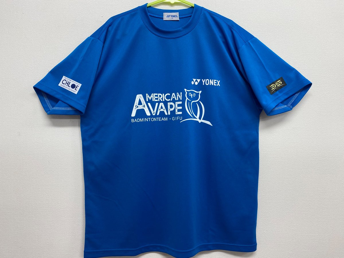 shop_chloe's tweet photo. YONEXとのコラボTシャツ・レプリカウェアを入荷しました‼️
Tシャツにはフクロウ・CHLOE・3Sのロゴが入っており、レプリカウェアは特注の限定商品です。
選手も練習や試合で着用しています。
数量限定の為、ご注文はお早めに💨

ご注文は
https://t.co/w1SuQ9xepn

#アメリカンべイプ岐阜
#YONEXコラボ https://t.co/7Czphbg0PJ