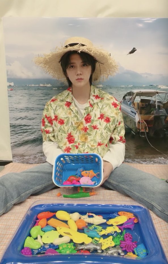 What a cutie! He was asked how many fish he caught and he said "There's five in here... but I'm going to be honest. There was one already in here before I started. So I only caught four. Who put the first fish in here?" #뉴이스트  #NUEST  #렌  #Ren  @NUESTNEWS