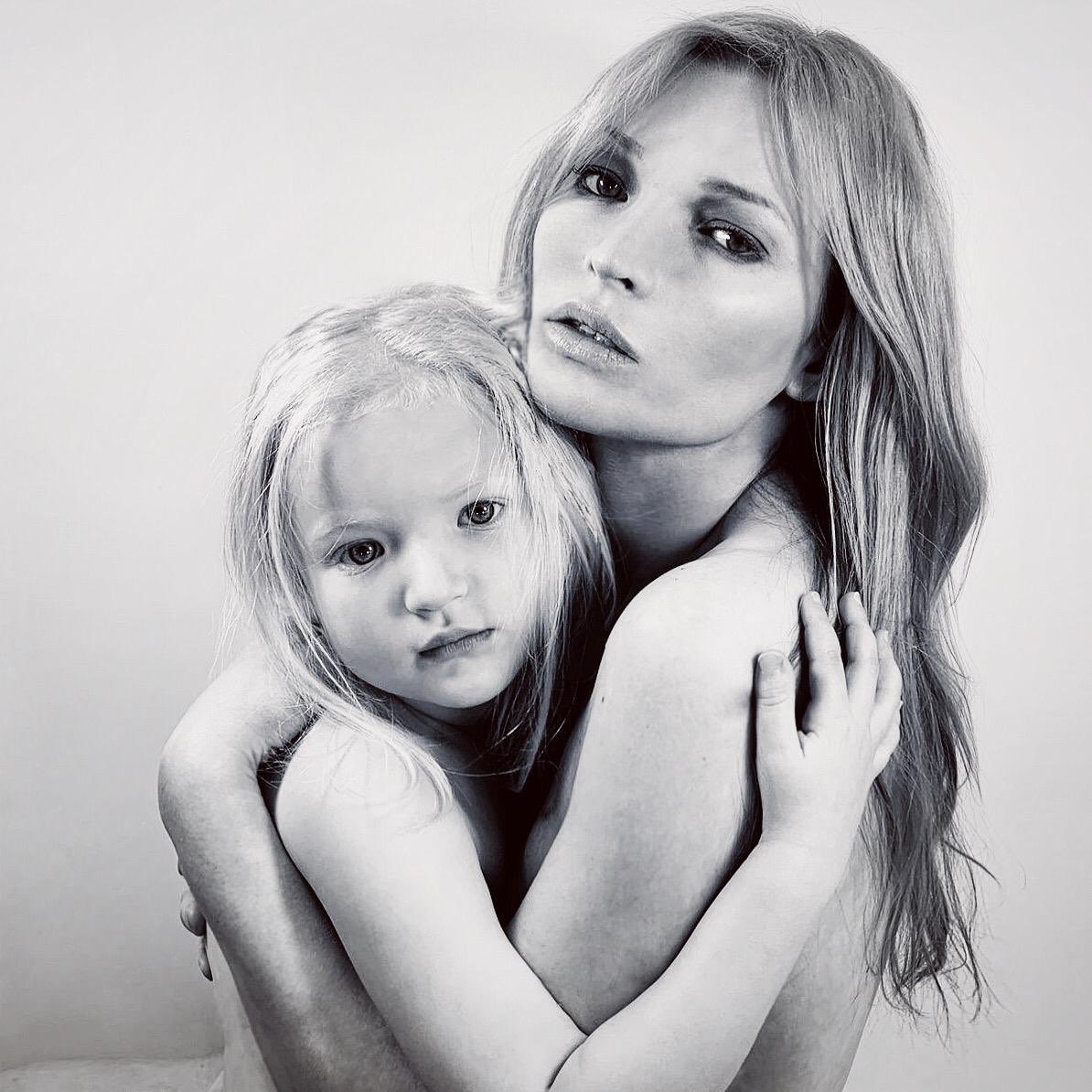 katemossalike's tweet photo. With my little mini me, Anais #motherdaughter #portrait #photography #blackandwhite #mydaughter #katemossalike #katemossagency #katemossstyle #mossisboss #katemossisboss #fakemoss #photoshoot #modellife #katemoss https://t.co/b2ncHQqd0w