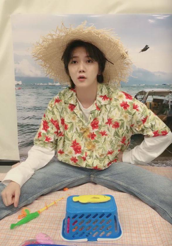 Because Ren didn't catch five, his punishment was singing Baby Shark in Chinese. They cut the music off after the dad shark and Ren said, "Wait? There's no grandma and grandpa??" so he just kept going X) He also did a "rap version" as well #뉴이스트  #NUEST  #렌  #Ren  @NUESTNEWS