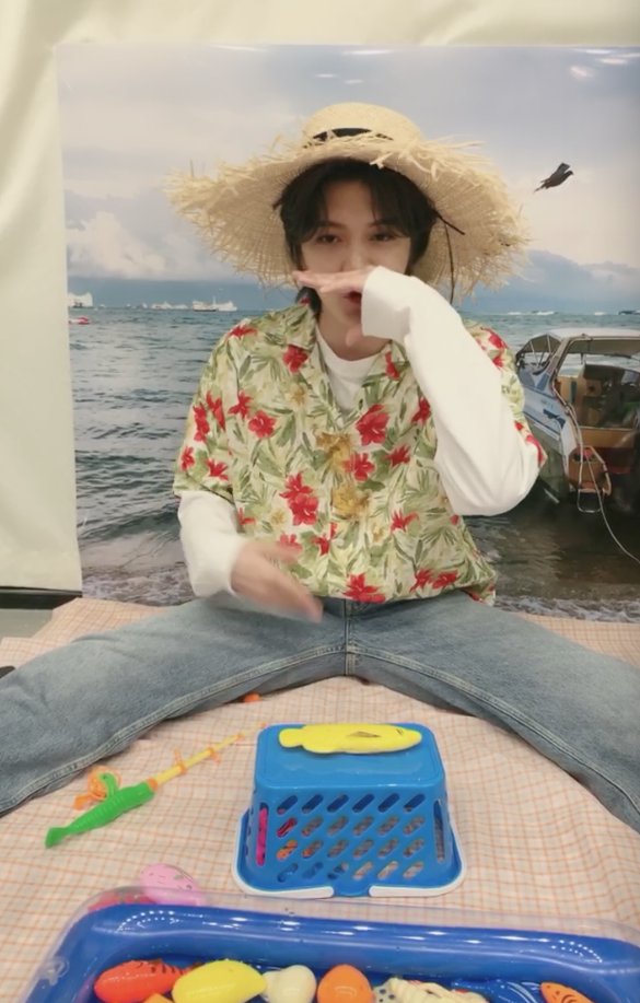 Because Ren didn't catch five, his punishment was singing Baby Shark in Chinese. They cut the music off after the dad shark and Ren said, "Wait? There's no grandma and grandpa??" so he just kept going X) He also did a "rap version" as well #뉴이스트  #NUEST  #렌  #Ren  @NUESTNEWS