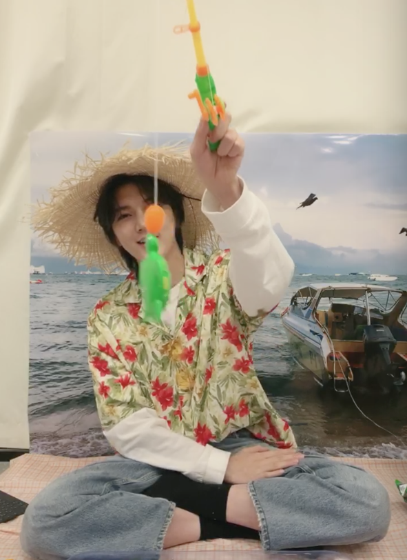 Ren was asked to catch " #JR the turtle" by a LOVE so he went fishing. He was singing "Jong Hyun-ah, Jong Hyun-ah, where are you~" and when he caught the turtle, he said, "I caught Jong Hyun! This is a gift for LOVEs" #뉴이스트  #NUEST  #렌  #Ren  @NUESTNEWS