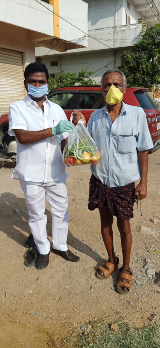 Bikshapthichary's tweet photo. ఈరోజు మీర్పేట్ కార్పొరేషన్ 27 డివిజన్లో తిరుమల హిల్స్ సిర్ల హిల్స్ ప్రగతి హిల్స్ కాలనీ లాక్ డౌన్ కారణంగా ప్రజలు ఇబ్బంది పడకుండా  కార్పొరేటర్ పసునూరి బిక్షపతి చారి గారు 800 కుటుంబాలకు కూరగాయలు గుడ్లు పంచారు ఈ కార్యక్రమానికి మహేశ్వరం బిజెపి ఇంచార్జి అందెలశ్రీరామ్ గారూ పాల్గొన్నారు https://t.co/4ej2PqFfHN