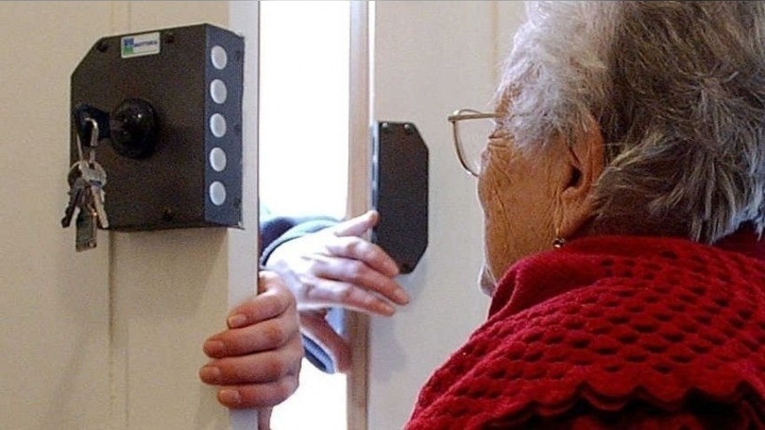 Власти столицы просят горожан не попадаться на уловки мошенников, которые работают под видом сотрудников коммунальных служб.

Подробнее:facebook.com/groups/chertan…