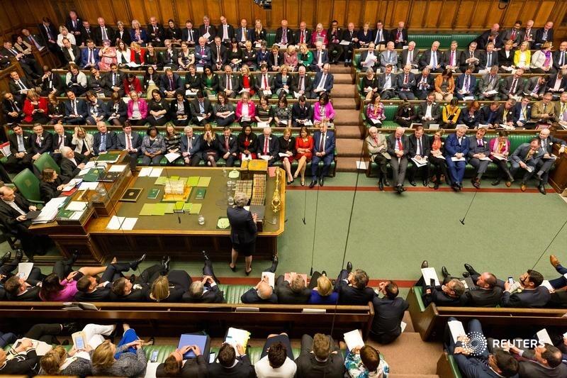 THREAD/ Today parliament holds its first 'hybrid' session, with MPs asking questions by video link. https://reut.rs/2VoXIOJ In 1943, Churchill made a speech arguing that the Commons chamber, destroyed by WW2 bombs, must be rebuilt as it was before: Rectangular and adversarial.