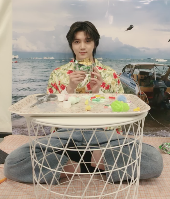 In the middle of decorating, Ren said, "I can do what I want, right? OK, I got permission from LOVEs~" and then... proceeded to start sticking the sea creature-shaped snacks he was eating on the phone case. He's giggling as he's doing it  #뉴이스트  #NUEST  #렌  #Ren  @NUESTNEWS