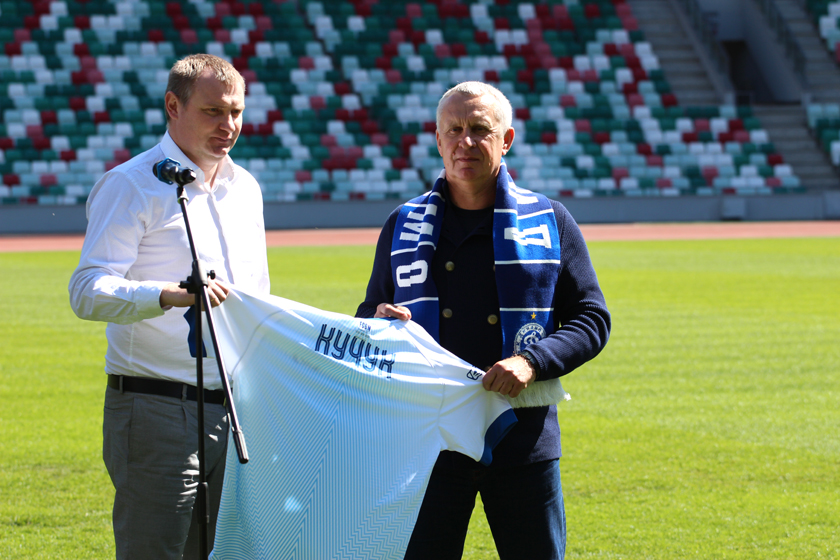 Белорусский специалист Леонид Кучук стал главным тренером футбольного клуба “Динамо-Минск”. Сегодня он был официально представлен команде. Церемония состоялась на Национальном олимпийском стадионе “Динамо”.