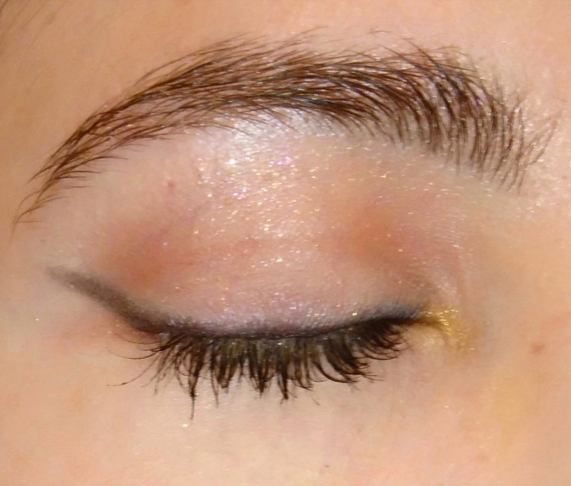 Diana_Diix's tweet photo. Maquillaje con eyeliner difuminado y labios rojos. #maquillaje #maquillajeencasa #makeup #eyelinerdifuminado #labiosrojos #iluminador #essence #catrice #youaretheprincess #misscop https://t.co/GJVIhJWMUV